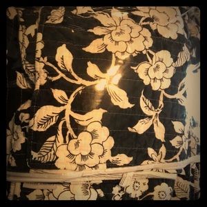 Queen size bedspread with shams